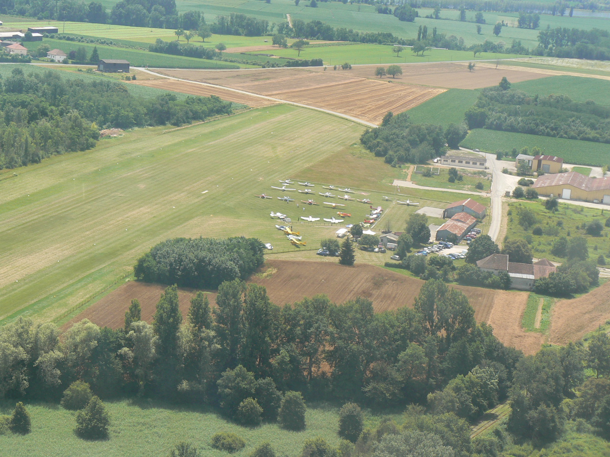 La piste et les installations vus du nord-ouest